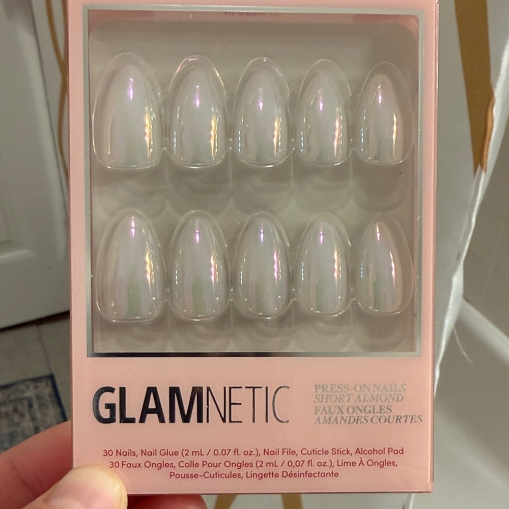 Glamnetic Entranced Short Almond Press-On Nails-new in box